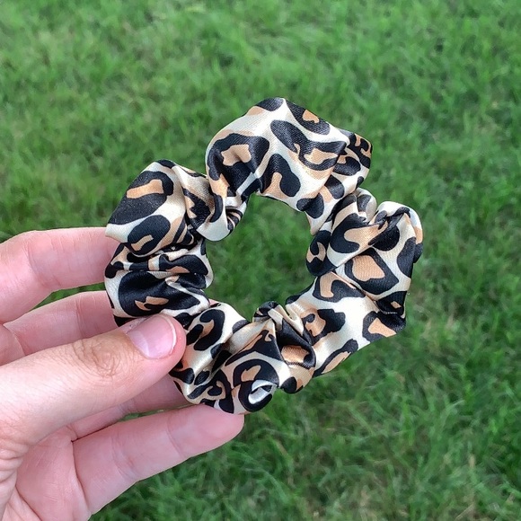 𝐒𝐚𝐬𝐬𝐲 𝐋𝐞𝐨𝐩𝐚𝐫𝐝 𝐒𝐜𝐫𝐮𝐧𝐜𝐡𝐢𝐞 - Picture 2 of 3